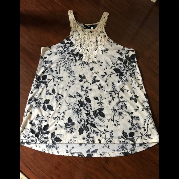 Printed flower top with lace - Picture 2 of 3